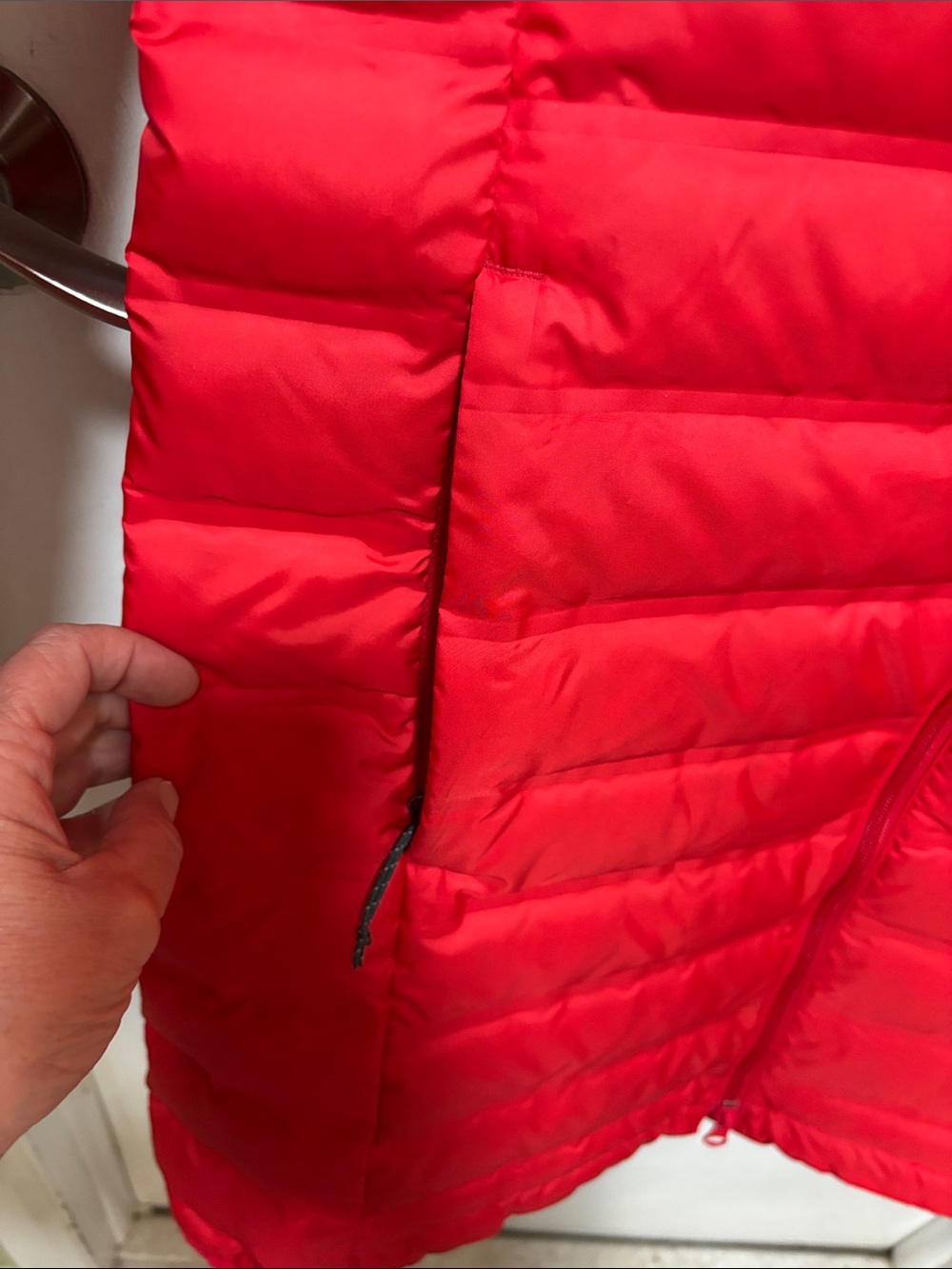PRE OWNED Columbia LAKE 22 DOWN WOMEN'S MEDIUM LONG Red Hooded Puffer Jacket - Picture 5 of 15